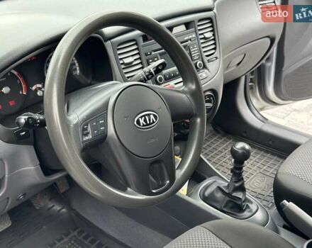 Серый Киа Рио, объемом двигателя 1.49 л и пробегом 297 тыс. км за 5999 $, фото 24 на Automoto.ua
