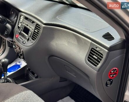 Серый Киа Рио, объемом двигателя 1.4 л и пробегом 227 тыс. км за 6750 $, фото 52 на Automoto.ua
