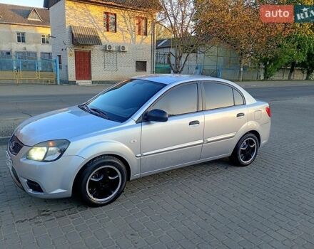Серый Киа Рио, объемом двигателя 1.4 л и пробегом 301 тыс. км за 3700 $, фото 3 на Automoto.ua