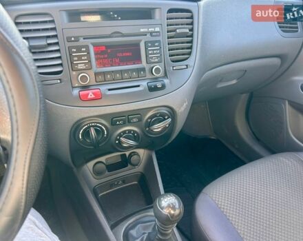 Сірий Кіа Ріо, об'ємом двигуна 1.5 л та пробігом 190 тис. км за 5800 $, фото 17 на Automoto.ua