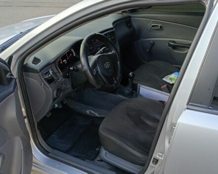 Серый Киа Рио, объемом двигателя 1.4 л и пробегом 301 тыс. км за 3700 $, фото 3 на Automoto.ua