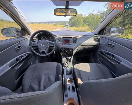 Серый Киа Рио, объемом двигателя 1.4 л и пробегом 277 тыс. км за 3999 $, фото 5 на Automoto.ua