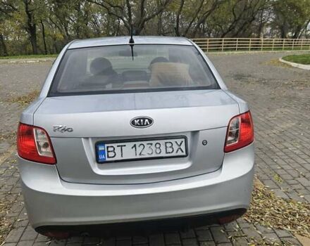 Серый Киа Рио, объемом двигателя 1.34 л и пробегом 330 тыс. км за 4200 $, фото 2 на Automoto.ua