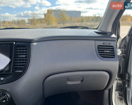 Серый Киа Рио, объемом двигателя 1.4 л и пробегом 219 тыс. км за 4500 $, фото 31 на Automoto.ua