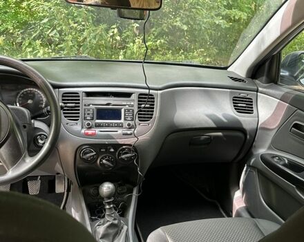 Сірий Кіа Ріо, об'ємом двигуна 1.4 л та пробігом 174 тис. км за 5900 $, фото 7 на Automoto.ua