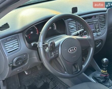 Сірий Кіа Ріо, об'ємом двигуна 1.4 л та пробігом 300 тис. км за 5500 $, фото 13 на Automoto.ua
