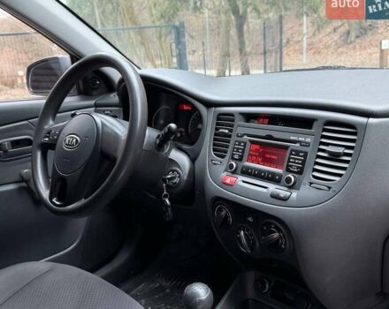 Серый Киа Рио, объемом двигателя 1.4 л и пробегом 89 тыс. км за 4200 $, фото 15 на Automoto.ua