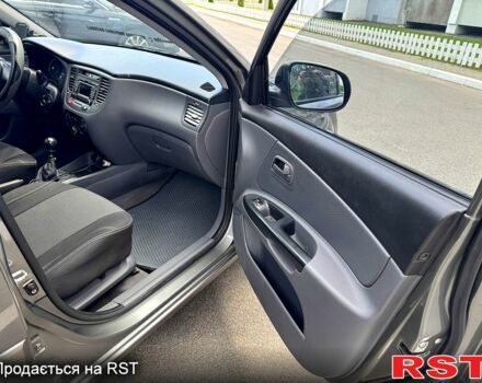 Серый Киа Рио, объемом двигателя 1.4 л и пробегом 190 тыс. км за 4999 $, фото 8 на Automoto.ua