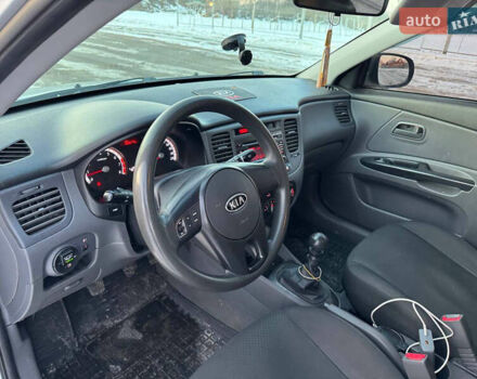 Серый Киа Рио, объемом двигателя 1.4 л и пробегом 228 тыс. км за 4550 $, фото 8 на Automoto.ua