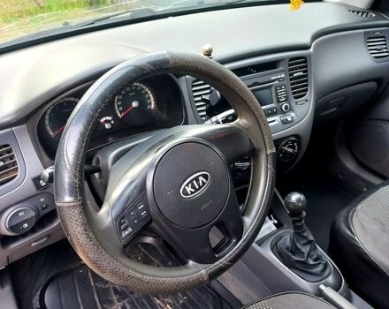 Серый Киа Рио, объемом двигателя 1.4 л и пробегом 200 тыс. км за 5200 $, фото 2 на Automoto.ua