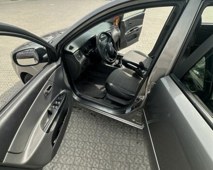 Сірий Кіа Ріо, об'ємом двигуна 1.4 л та пробігом 380 тис. км за 4510 $, фото 8 на Automoto.ua