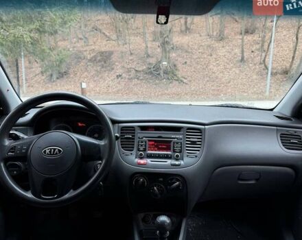 Серый Киа Рио, объемом двигателя 1.4 л и пробегом 89 тыс. км за 4200 $, фото 9 на Automoto.ua
