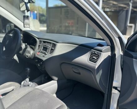 Серый Киа Рио, объемом двигателя 1.4 л и пробегом 180 тыс. км за 4211 $, фото 7 на Automoto.ua