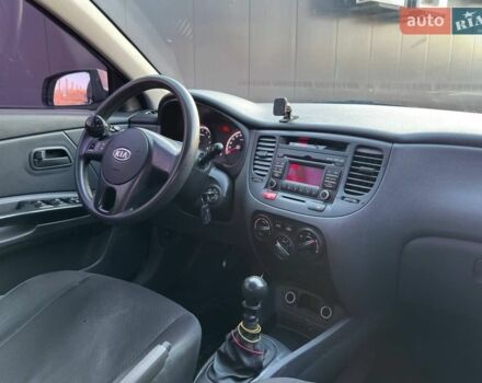 Сірий Кіа Ріо, об'ємом двигуна 1.4 л та пробігом 300 тис. км за 5500 $, фото 18 на Automoto.ua