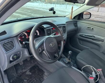 Сірий Кіа Ріо, об'ємом двигуна 1.4 л та пробігом 225 тис. км за 5241 $, фото 4 на Automoto.ua