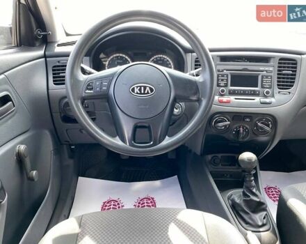 Серый Киа Рио, объемом двигателя 1.4 л и пробегом 80 тыс. км за 5000 $, фото 18 на Automoto.ua