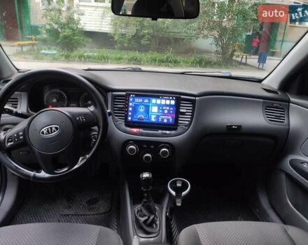 Серый Киа Рио, объемом двигателя 1.4 л и пробегом 226 тыс. км за 5200 $, фото 12 на Automoto.ua
