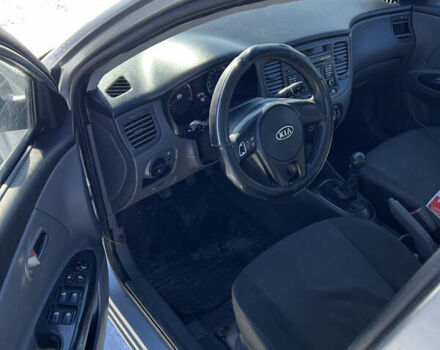 Серый Киа Рио, объемом двигателя 1.4 л и пробегом 196 тыс. км за 4500 $, фото 4 на Automoto.ua