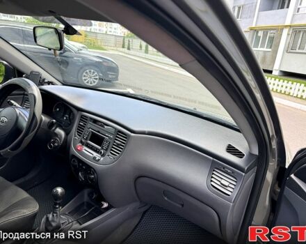Серый Киа Рио, объемом двигателя 1.4 л и пробегом 190 тыс. км за 4999 $, фото 9 на Automoto.ua