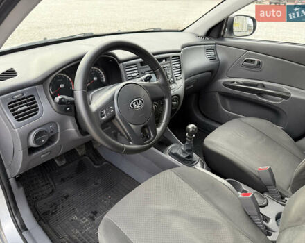 Серый Киа Рио, объемом двигателя 1.4 л и пробегом 172 тыс. км за 4950 $, фото 10 на Automoto.ua