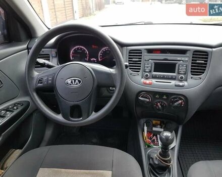 Серый Киа Рио, объемом двигателя 1.4 л и пробегом 183 тыс. км за 5900 $, фото 1 на Automoto.ua