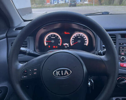 Сірий Кіа Ріо, об'ємом двигуна 1.4 л та пробігом 199 тис. км за 5400 $, фото 21 на Automoto.ua