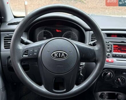 Серый Киа Рио, объемом двигателя 1.4 л и пробегом 89 тыс. км за 4200 $, фото 13 на Automoto.ua