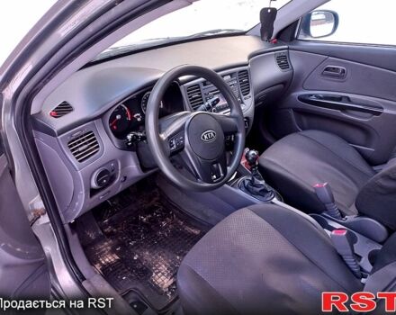 Серый Киа Рио, объемом двигателя 1.4 л и пробегом 18000 тыс. км за 3650 $, фото 4 на Automoto.ua