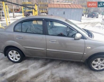 Серый Киа Рио, объемом двигателя 1.4 л и пробегом 271 тыс. км за 5000 $, фото 4 на Automoto.ua
