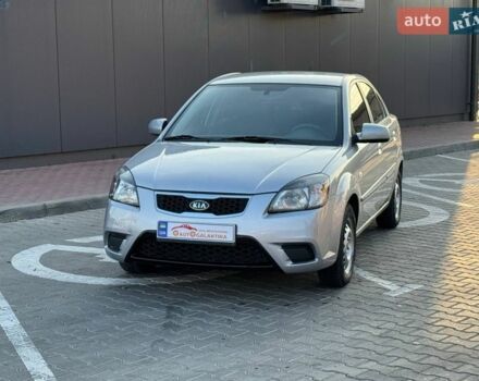 Сірий Кіа Ріо, об'ємом двигуна 1.4 л та пробігом 300 тис. км за 5500 $, фото 2 на Automoto.ua