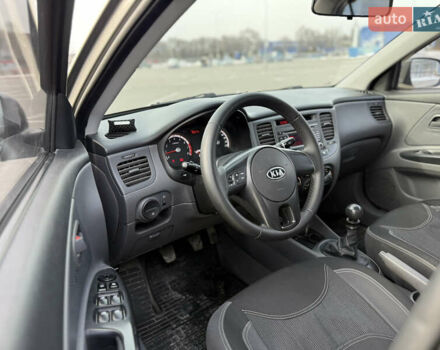 Серый Киа Рио, объемом двигателя 1.4 л и пробегом 180 тыс. км за 4699 $, фото 6 на Automoto.ua