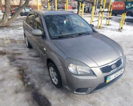 Серый Киа Рио, объемом двигателя 1.4 л и пробегом 271 тыс. км за 5000 $, фото 2 на Automoto.ua