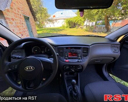 Серый Киа Рио, объемом двигателя 1.4 л и пробегом 167 тыс. км за 5400 $, фото 5 на Automoto.ua