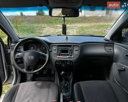 Сірий Кіа Ріо, об'ємом двигуна 1.4 л та пробігом 244 тис. км за 3000 $, фото 6 на Automoto.ua