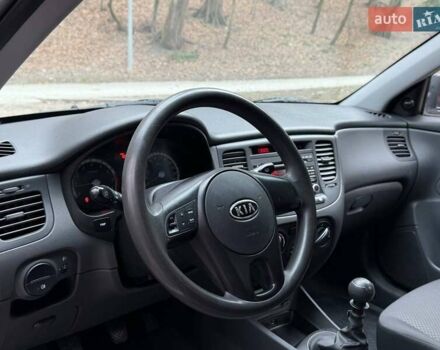 Серый Киа Рио, объемом двигателя 1.4 л и пробегом 89 тыс. км за 4200 $, фото 8 на Automoto.ua