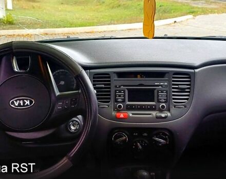 Серый Киа Рио, объемом двигателя 1.4 л и пробегом 69 тыс. км за 5699 $, фото 3 на Automoto.ua