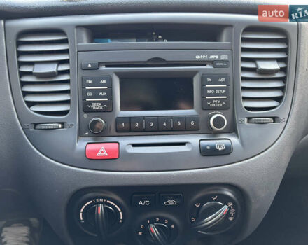 Серый Киа Рио, объемом двигателя 1.4 л и пробегом 167 тыс. км за 5100 $, фото 5 на Automoto.ua