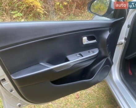 Серый Киа Рио, объемом двигателя 1.4 л и пробегом 224 тыс. км за 5400 $, фото 4 на Automoto.ua