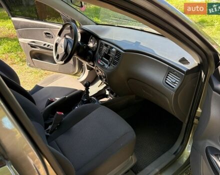 Сірий Кіа Ріо, об'ємом двигуна 1.4 л та пробігом 167 тис. км за 5500 $, фото 7 на Automoto.ua