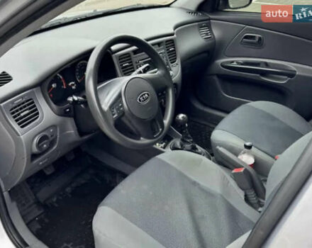 Серый Киа Рио, объемом двигателя 1.4 л и пробегом 130 тыс. км за 7800 $, фото 2 на Automoto.ua