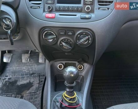 Сірий Кіа Ріо, об'ємом двигуна 1.4 л та пробігом 300 тис. км за 5500 $, фото 17 на Automoto.ua