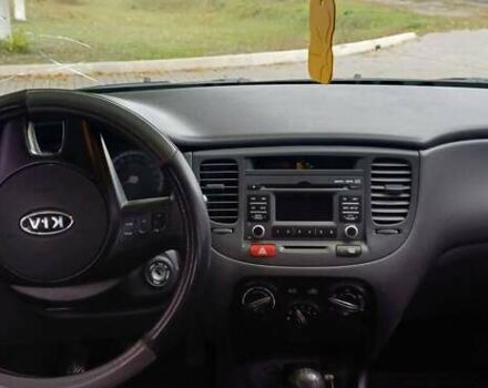 Серый Киа Рио, объемом двигателя 1.4 л и пробегом 69 тыс. км за 5699 $, фото 2 на Automoto.ua