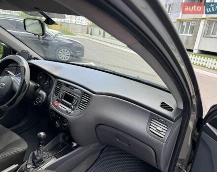 Сірий Кіа Ріо, об'ємом двигуна 1.4 л та пробігом 195 тис. км за 5250 $, фото 10 на Automoto.ua
