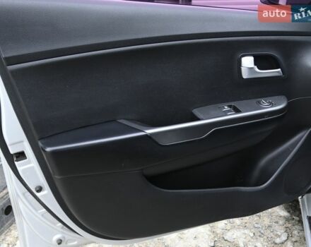 Серый Киа Рио, объемом двигателя 1.4 л и пробегом 247 тыс. км за 5800 $, фото 7 на Automoto.ua