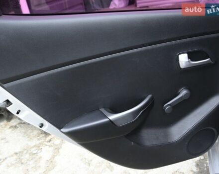 Серый Киа Рио, объемом двигателя 1.4 л и пробегом 247 тыс. км за 5800 $, фото 14 на Automoto.ua