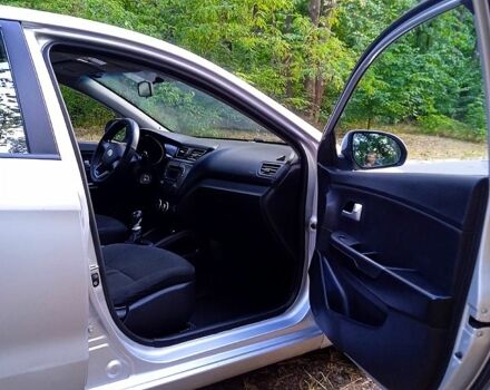 Сірий Кіа Ріо, об'ємом двигуна 1.4 л та пробігом 230 тис. км за 5750 $, фото 7 на Automoto.ua