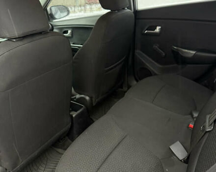 Сірий Кіа Ріо, об'ємом двигуна 1.4 л та пробігом 130 тис. км за 7500 $, фото 6 на Automoto.ua