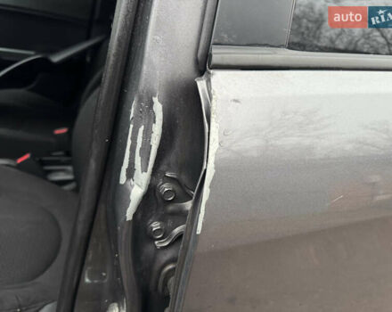 Серый Киа Рио, объемом двигателя 1.4 л и пробегом 250 тыс. км за 1950 $, фото 12 на Automoto.ua