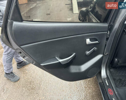 Серый Киа Рио, объемом двигателя 1.4 л и пробегом 250 тыс. км за 1950 $, фото 19 на Automoto.ua