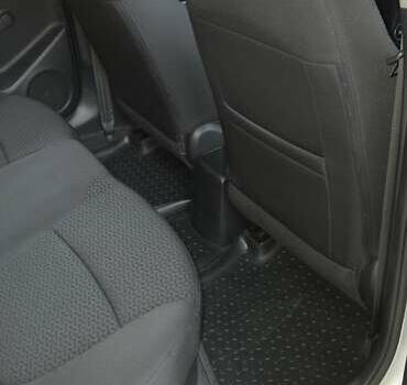 Серый Киа Рио, объемом двигателя 1.4 л и пробегом 140 тыс. км за 7200 $, фото 14 на Automoto.ua